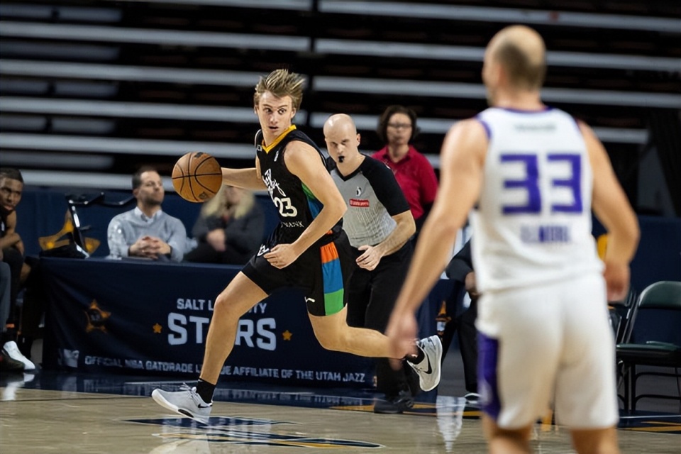 他在过去两, om 他在过去两, om