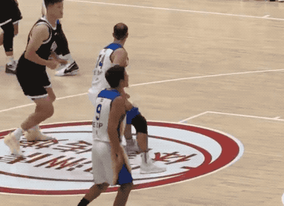 各位球迷对 各位球迷对